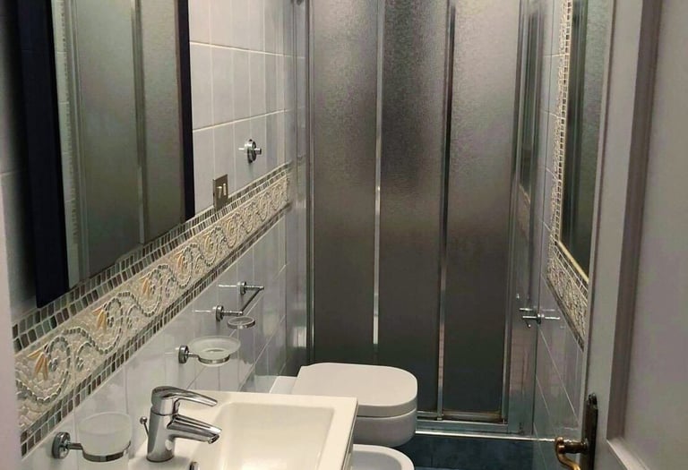 Bagno moderno a Villa Grazia con doccia e bidet