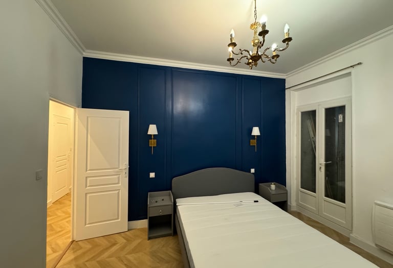 Rénovation complète d'une chambre avec peinture mur bleu nuit et parquet chevron. Harenova