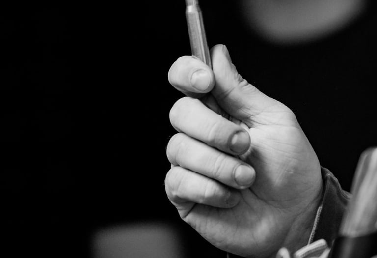 žmogus laikantis kulką