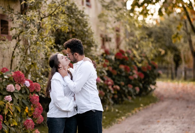 un couple qui s'embrasse lors d'une séance photo couple à Rennes