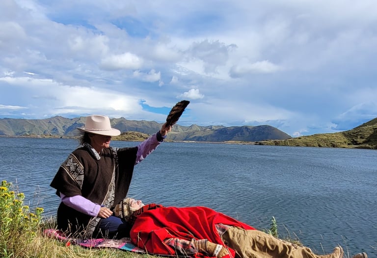 schamanische Behandlung eine Frau behandelt einen Mann in den Bergen an einem See