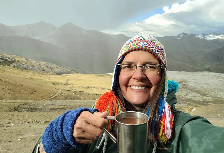 schamanin trinkt heißen Kakao auf 5000 Höhenmetern in den Anden