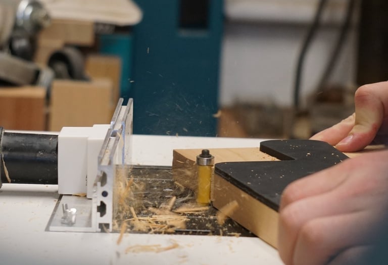 Block Eichenholz wird mit Holzfräse zu einem Servierbrett gefräst