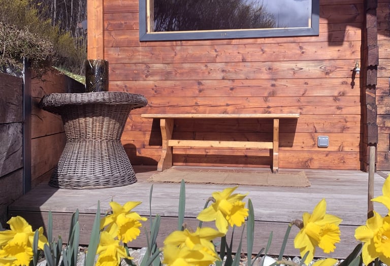 Sauna des Gardannes dans un chalet en bois avec une terrasse