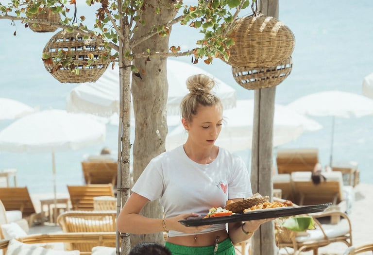 Planches à partager servies au restaurant Playa Amor : charcuterie, fromages et tapas