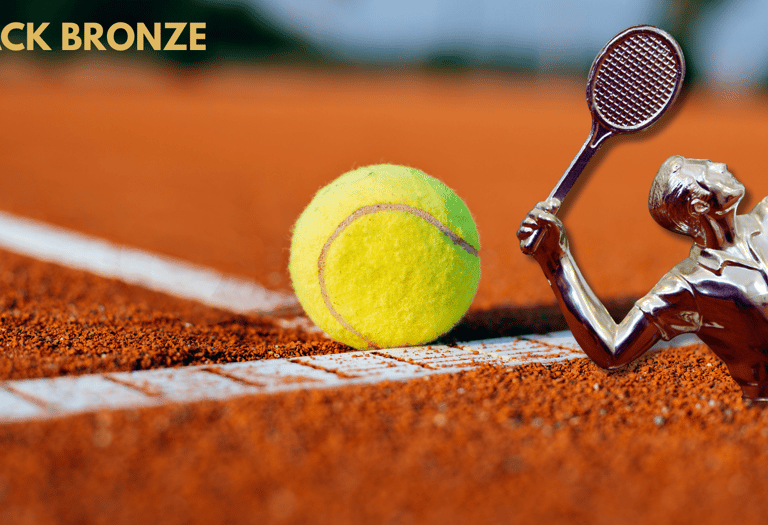 Balle de tennis sur terre battue avec trophée – Grégoire Denis tennis junior France