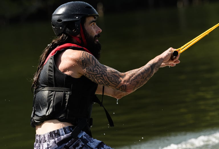 Un homme pratiquant le wakeboard