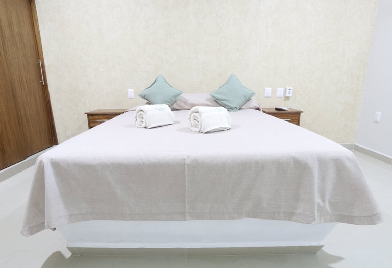 Cama King Size en habitación de Bungalows Aleday a pie de playa en Los Ayala, Nayarit