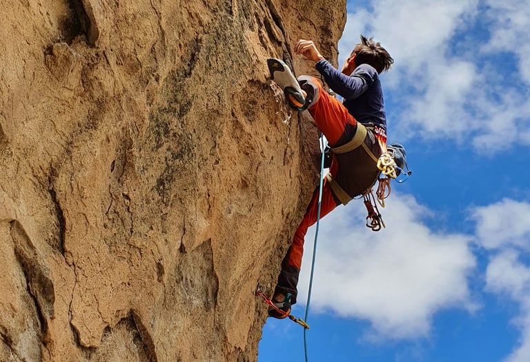 Escalade sur une roche volcanique en Bolivie
