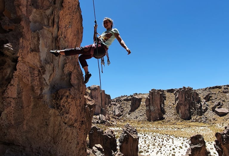 Redescente d'une voie d'escalade en Bolivie
