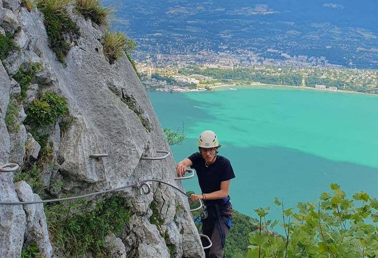 Via ferrata du Cornillon avec le lac du Bourget en fond