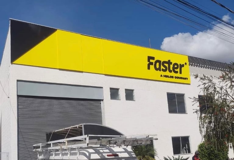 Projeto de fachada comercial moderna em Jacareí