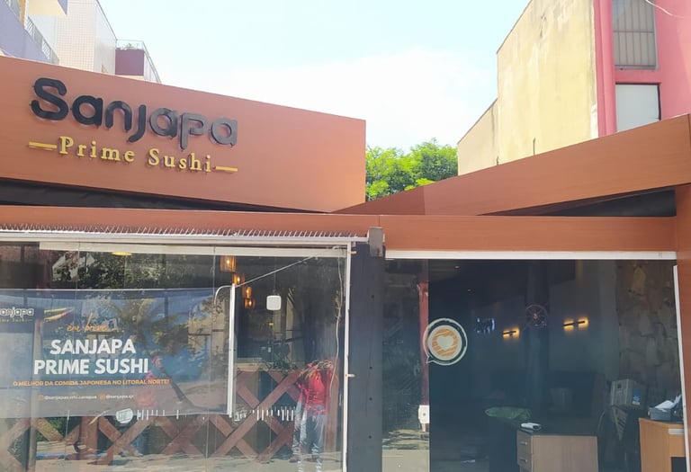 Letreiro comercial personalizado instalado em loja