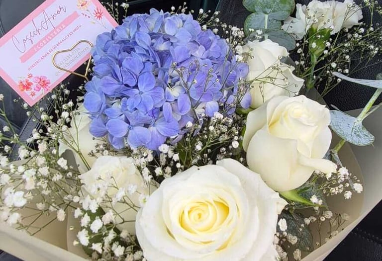 Raamo de rosas color blanco y hortencias color azul 