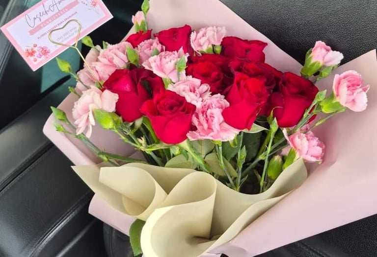 Bouquet de rosas  color rojas y claveles