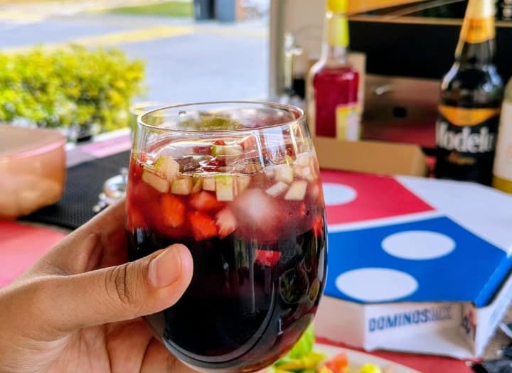 coctel clericot preparado con vino tinto y frutas frescas en cubitos y hielo