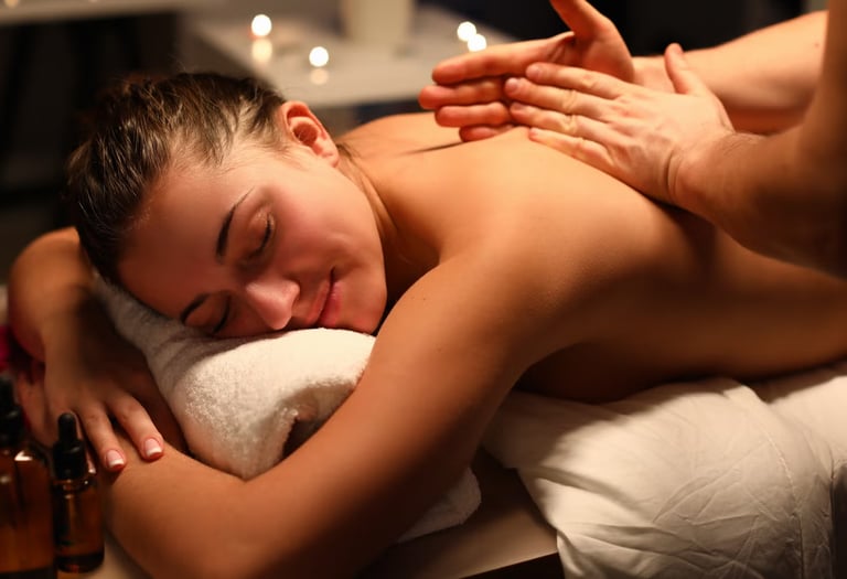 uma mulher recebendo massagem nas costas