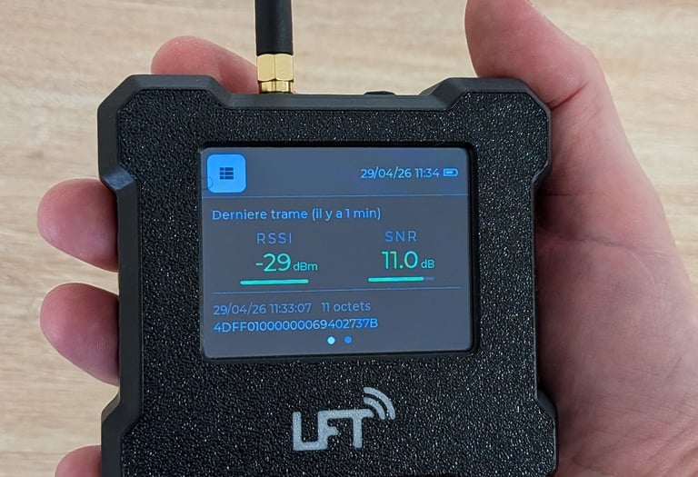 LFT tenu en main, écran affichant RSSI et SNR