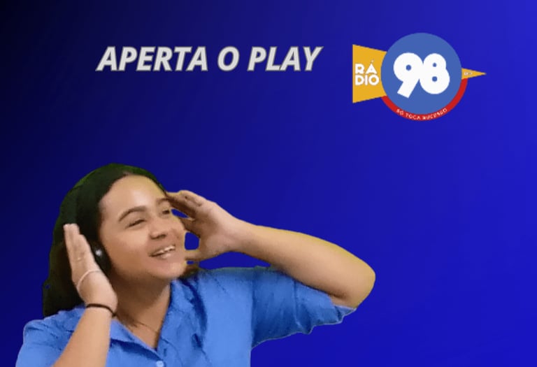 "Uma mulher de camisa azul está ouvindo radio