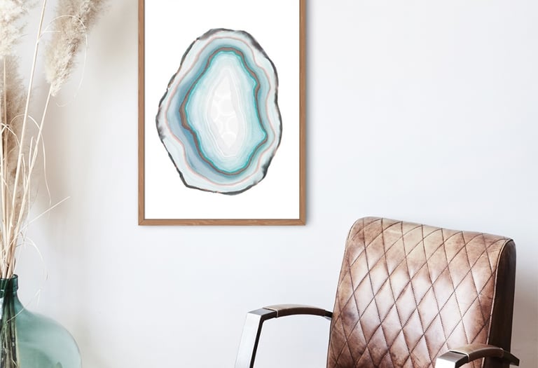 Poster com ilustração personalizada inspirada em ágata azul aplicado em decoração de interiores.