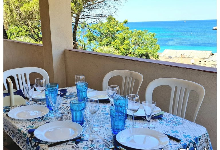 terrazza vista mare con tavolo esterno