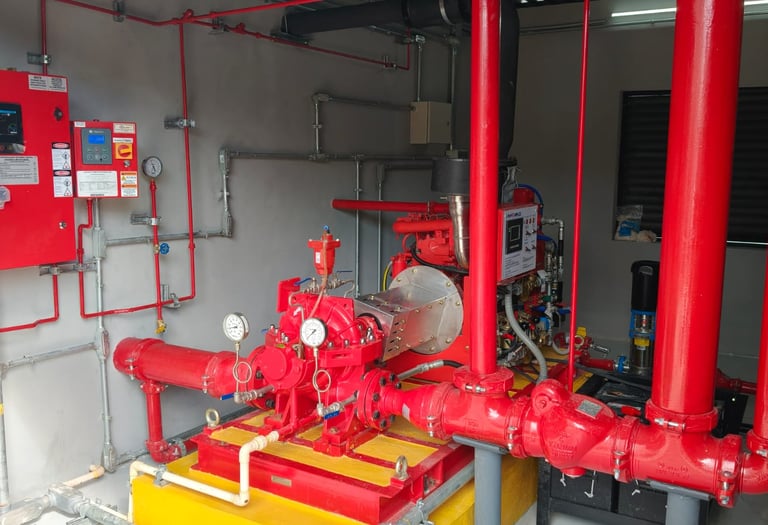 Cuarto de bombas contra incendio con bomba principal y tubería roja (NFPA 20)