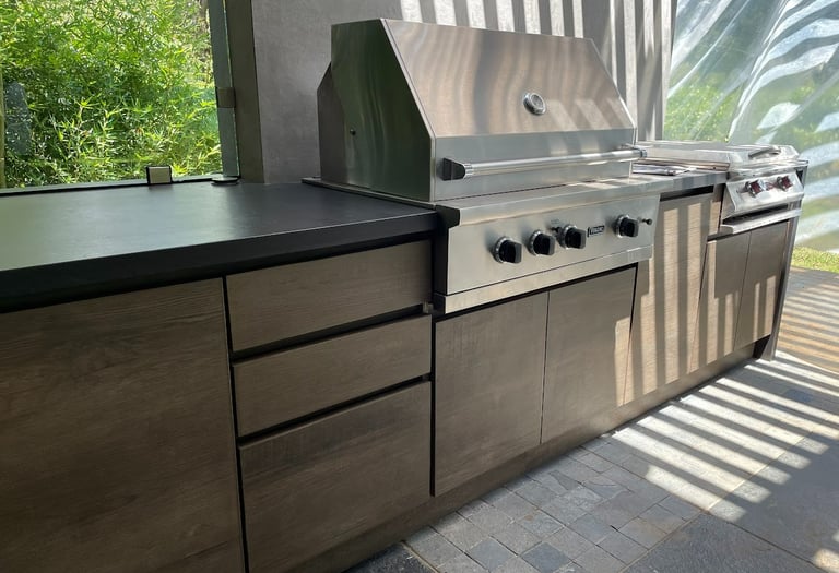 Churrasquera para cocina exterior empotrada en top de cuarzo