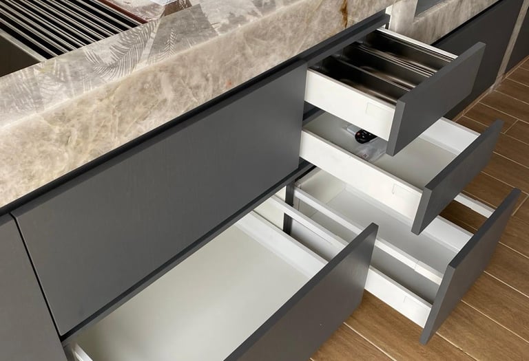 lavatrastos integrado en cocina exterior con gavetas