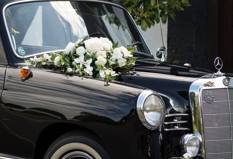 Mercedes Benz 180 D von vorne mit Blumengesteck