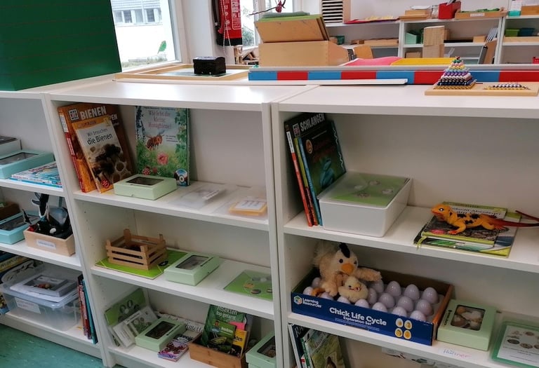 Regale mit Lernmaterialien im Konzept der Lernlandschaft