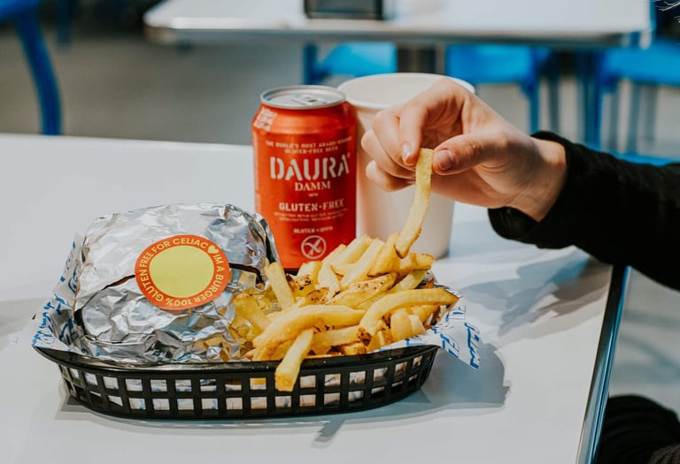 Burger sense gluten de Flipa Burger amb patates fregides i cervesa Daura