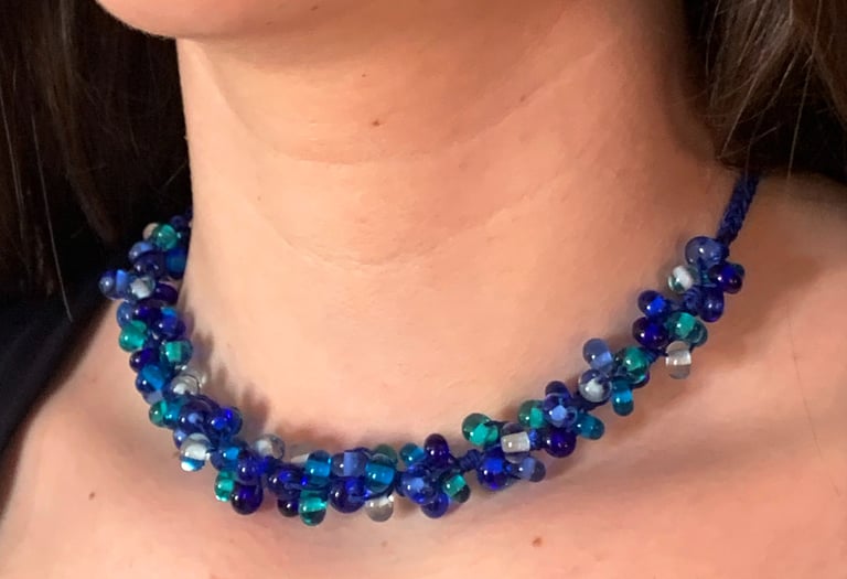 Collier aux reflets éclatants de bleus. Collier moderne en perles de verre de Murano