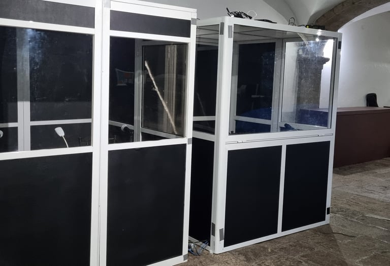 cabinas completas en sistema relay 3 idiomas para evento internacional