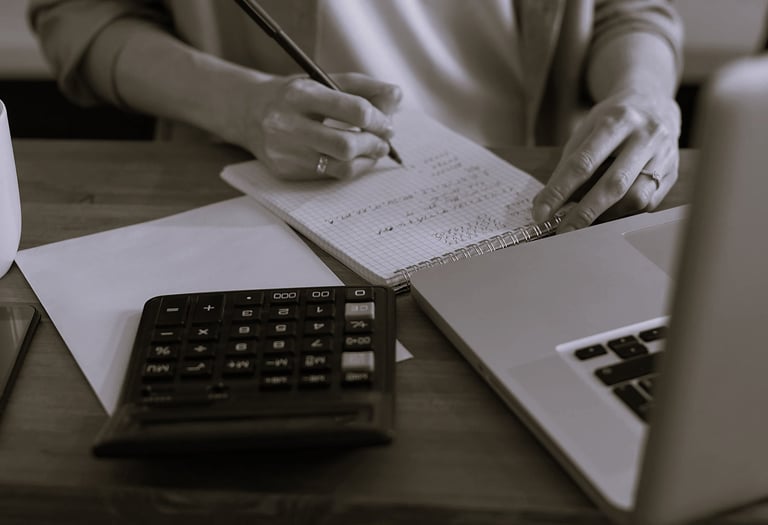 Petit carnet, calculatrice et feuilles, outils indispensables pour gérer ses tâches administratives