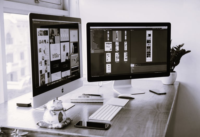 Photo de deux ordinateurs avec des logiciels professionnels pour la création de sites internet