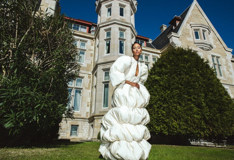 Modelo con vestido de Odette Álvarez 