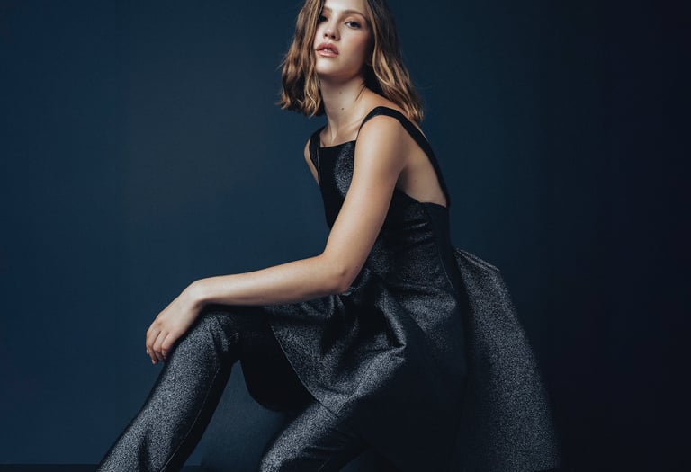 Modelo sentada con vestido y leggins de Fely Campo