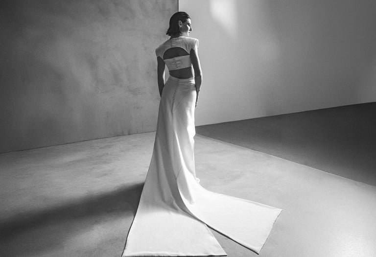 Modelo mostrando la espalda de un vestido de Elena de Frutos