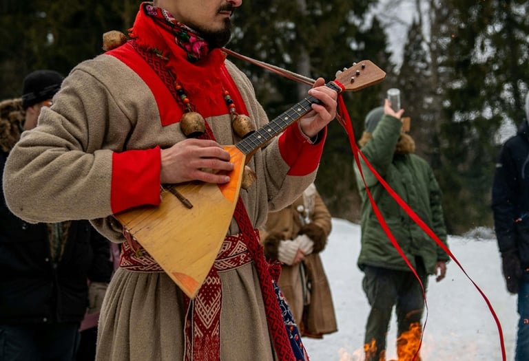 Slaven iz Rusije koji svira balalajku i nosi rusku narodnu nošnju na domjenku.