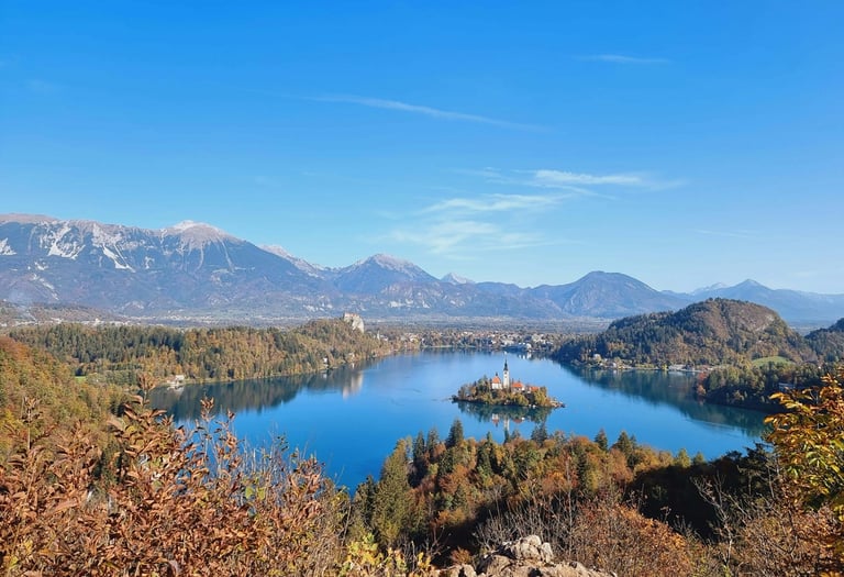 Bledsko jezero s otokom u Sloveniji okruženo planinama i šumom ujesen.