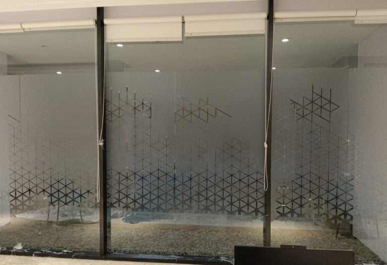 Jasa pasang sticker sandblast buram custom untuk interior kantor pemasaran di wilayah Cibubur.