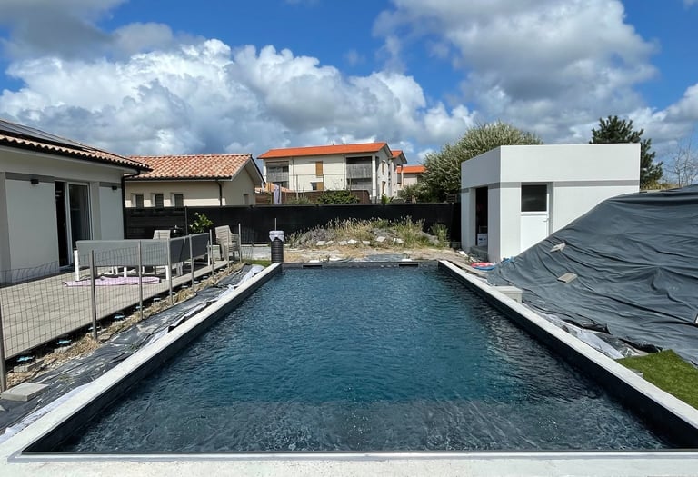 Construction d'une piscine à Mios de 9m x 4m, liner gris anthracite