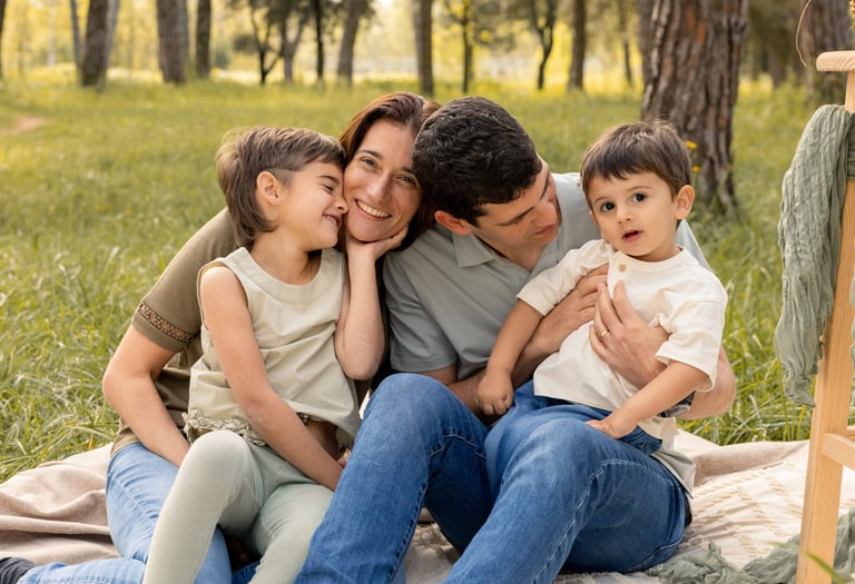 Sessió de fotos familiar a Girona amb una família feliç en un entorn natural exterior