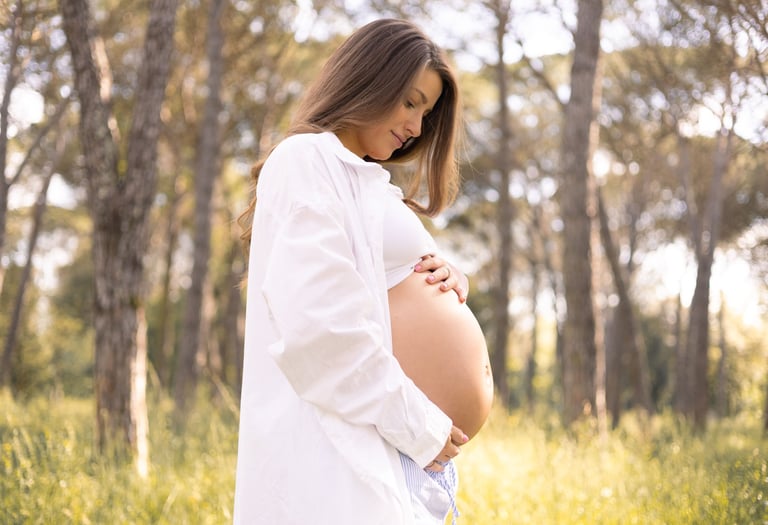 Sessió de fotos d'embaràs a Girona amb una dona embarassada en un entorn natural exterior