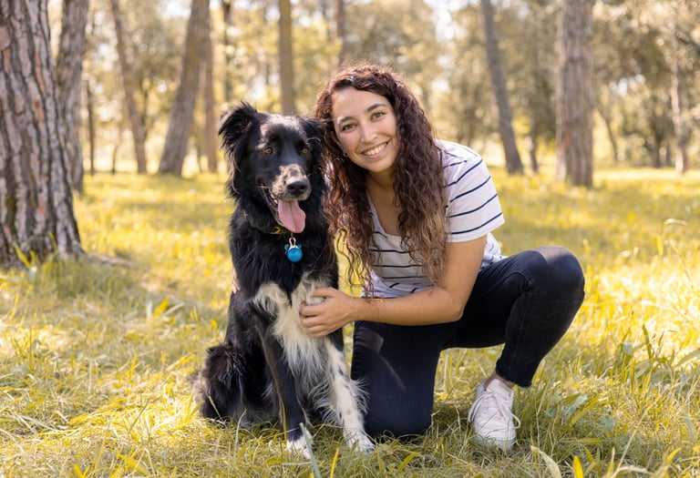 Sessió de fotos de mascotes a Girona amb una donna i un gos en un entorn natural exterior