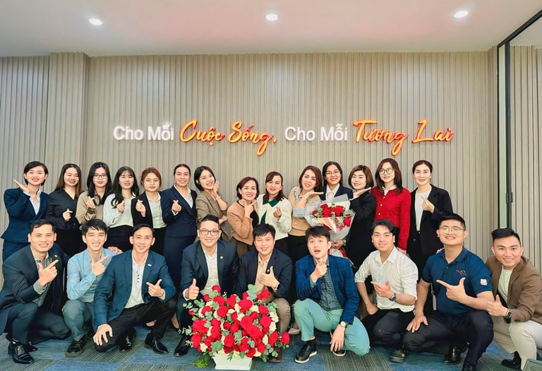 Tập thể nhân viên và tư vấn viên bảo hiểm tại Prudential Ngũ Hành Sơn