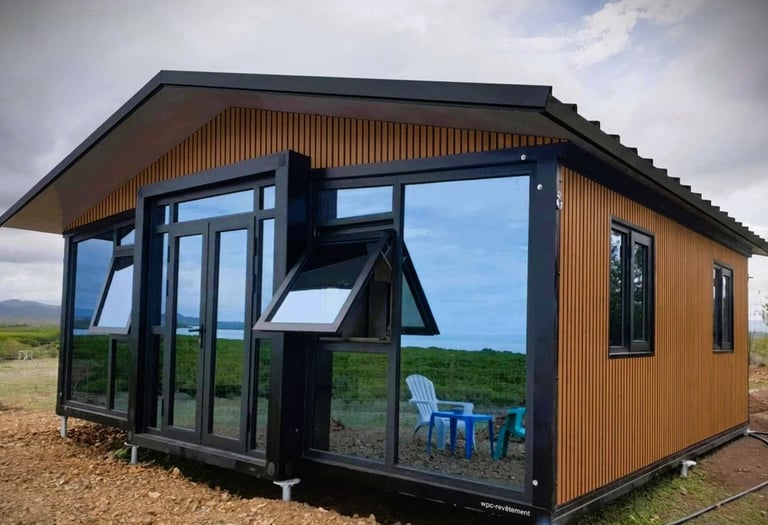 Conteneur habitable avec grande baie vitrée lumineuse.