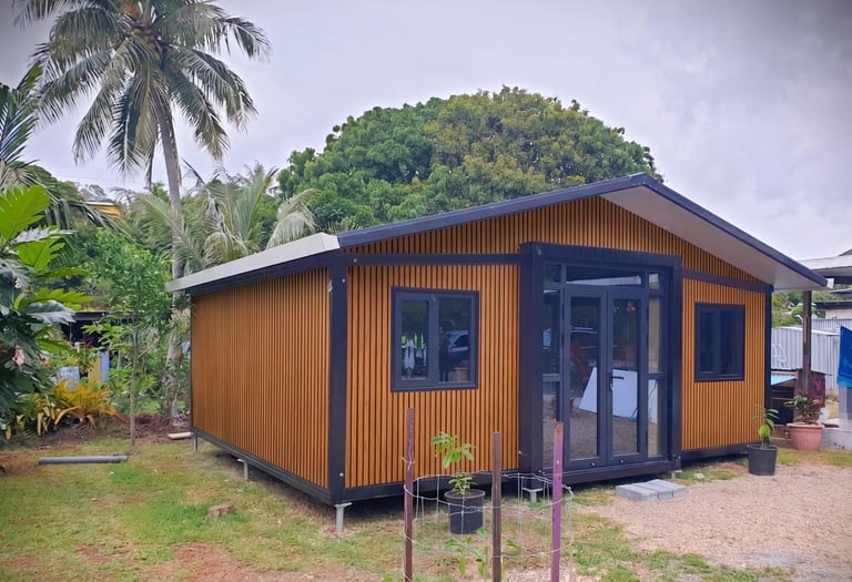 Maison container aménagé avec joli bardage composite.