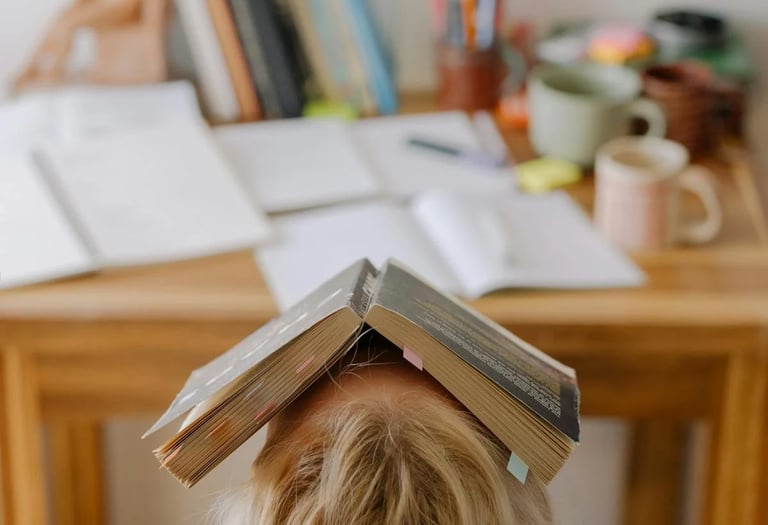 photo d'une jeune fille, un livre sur la tête, déconcentrée