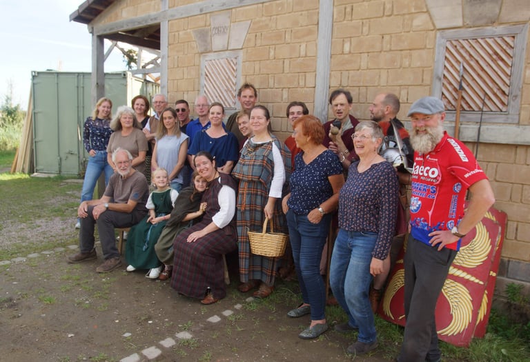 Groepsfoto team met reenactors en bezoekers Romeinenluch © Gemina project